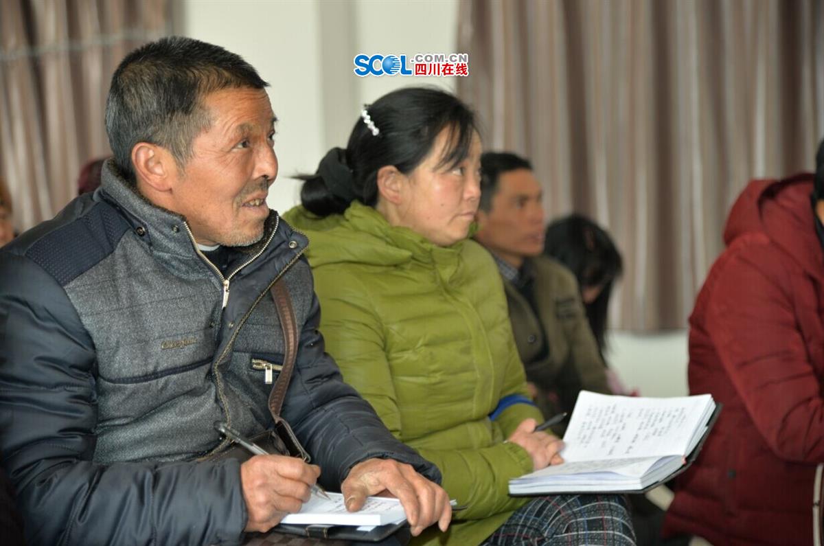 茶农认真听取专业技术讲座并做好笔记
