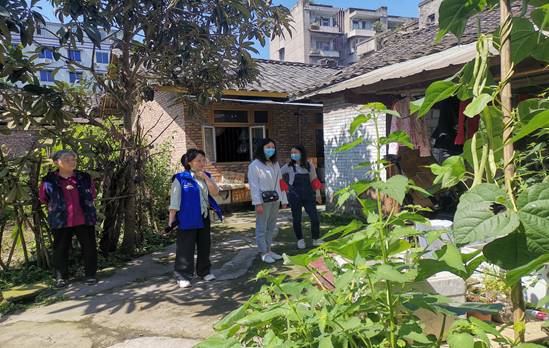 白衣巷与包保单位清理城中村垃圾