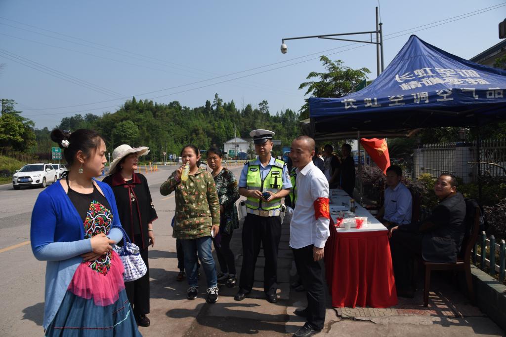 5月1日,在乐雅高速东岳出口服务点,在乐岳镇党政领导带领下,旅游服务志愿者们为游客服务