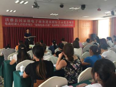 县商务局局长白小华到场讲话