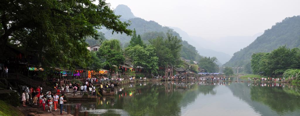 5月1日傍晚,柳江古镇在河边休闲
