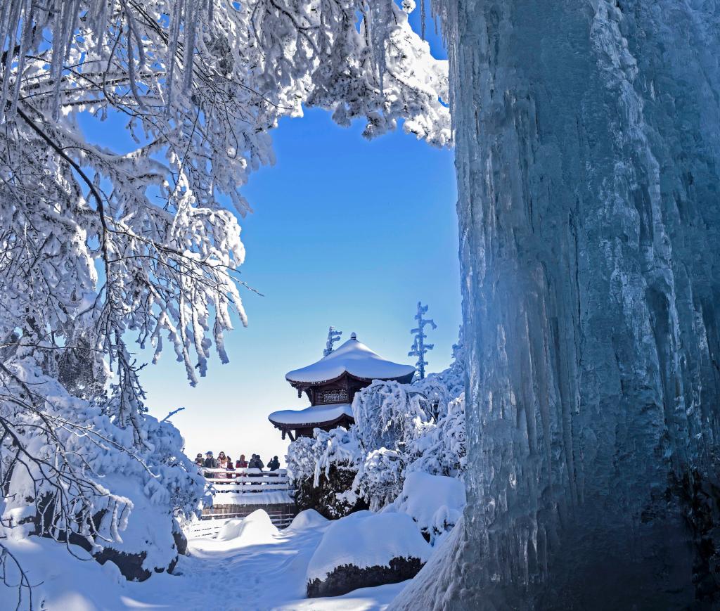 兰溪越龙山雪景图片