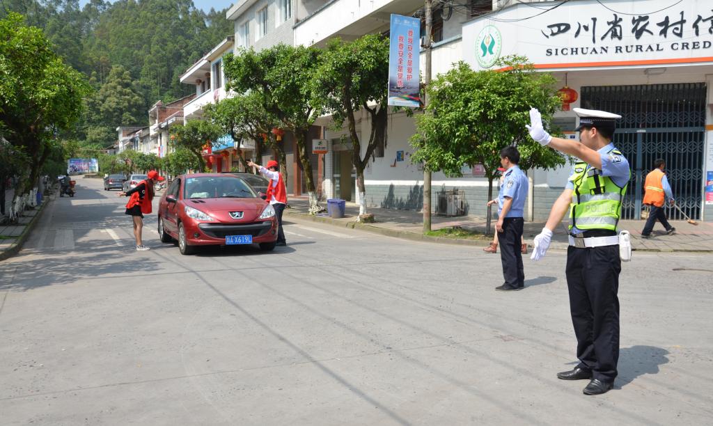 交警李坤正在进行交通指挥