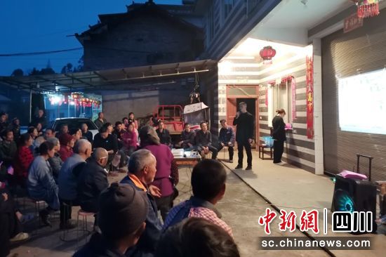 下沉干部开展群众“坝坝会”。李俊林摄