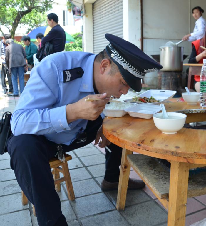吕洪‘狼吞虎咽’