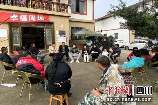 东岳镇小网格员进村座谈，了解蚕业发展和群众就业意向等。李俊林摄
