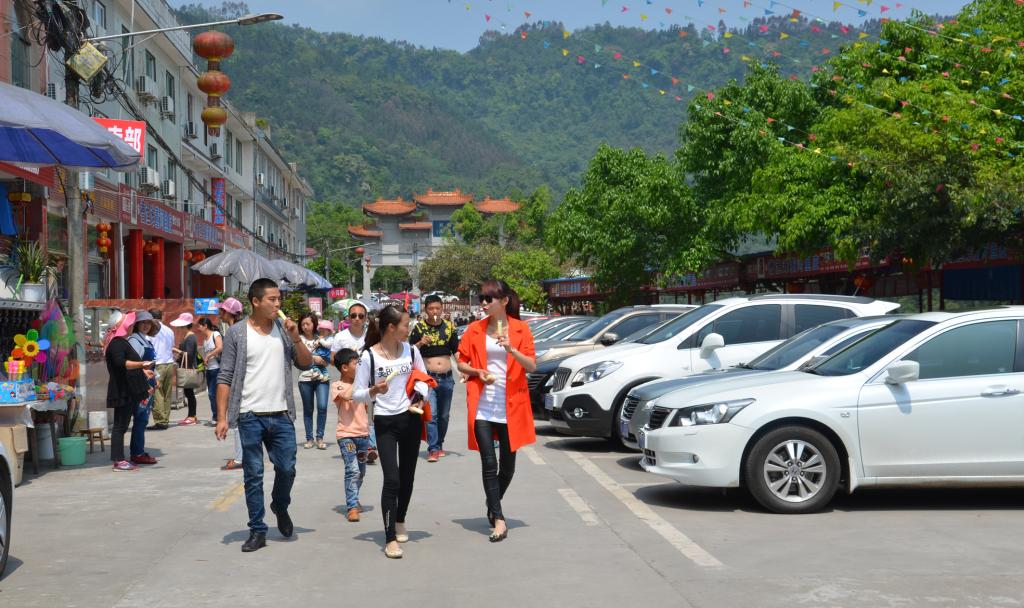 槽渔滩景区外停车场停满了车、