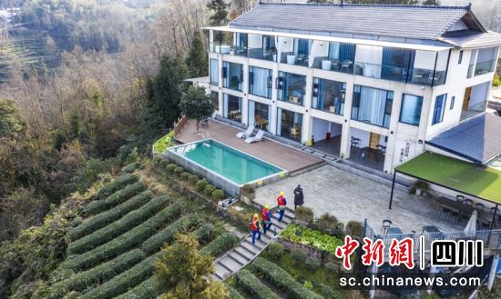 用电检查人员走进洪雅县两河村为乡村旅游安全用电提供保障。张锐红摄