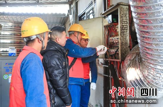 用电检查人员在洪雅县两河村“全电民宿”检查安全用电。 张锐红摄
