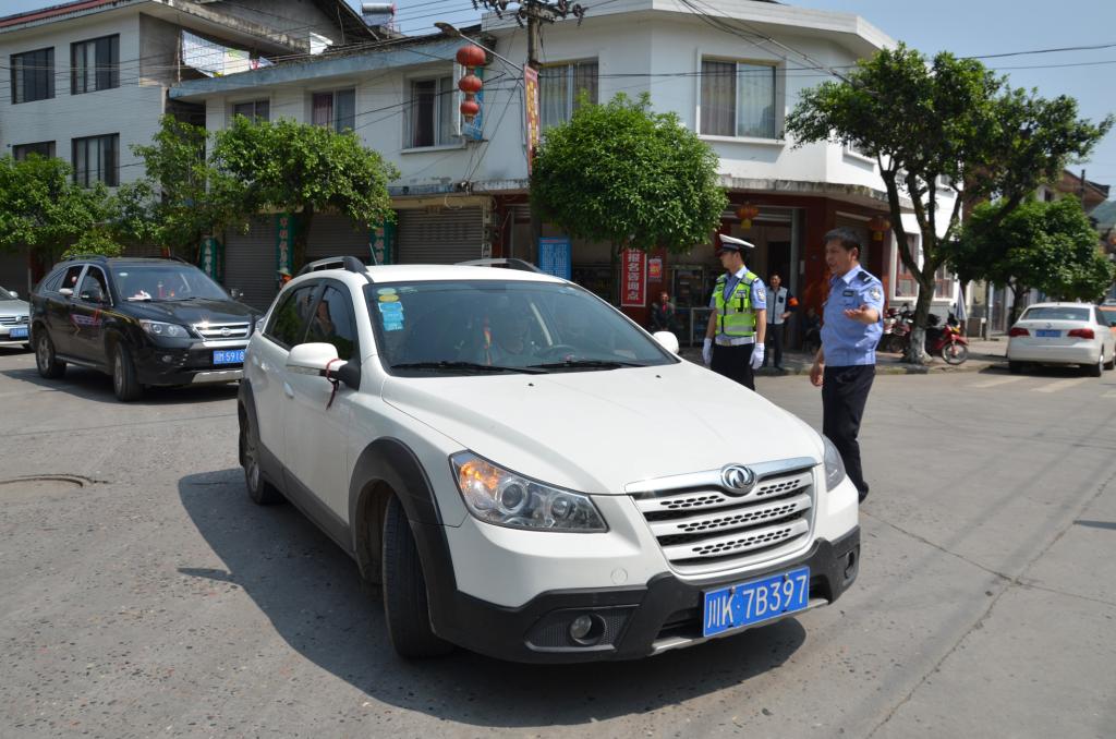 交警李坤和社区交管员张建祥一起指挥交通