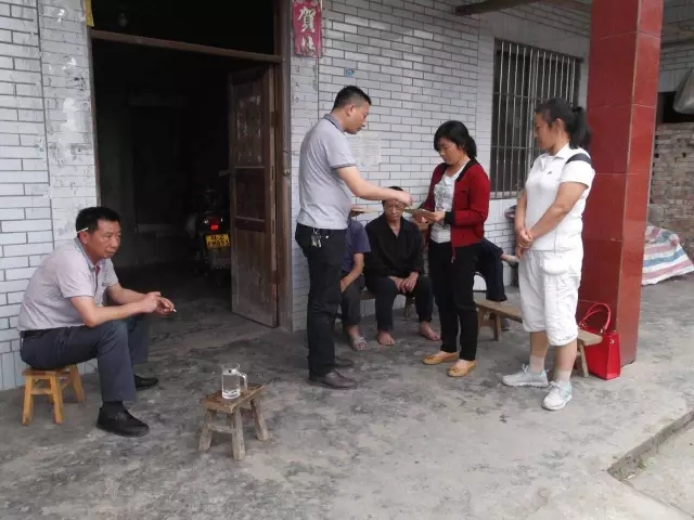 黄彬看望慰问贫困群众
