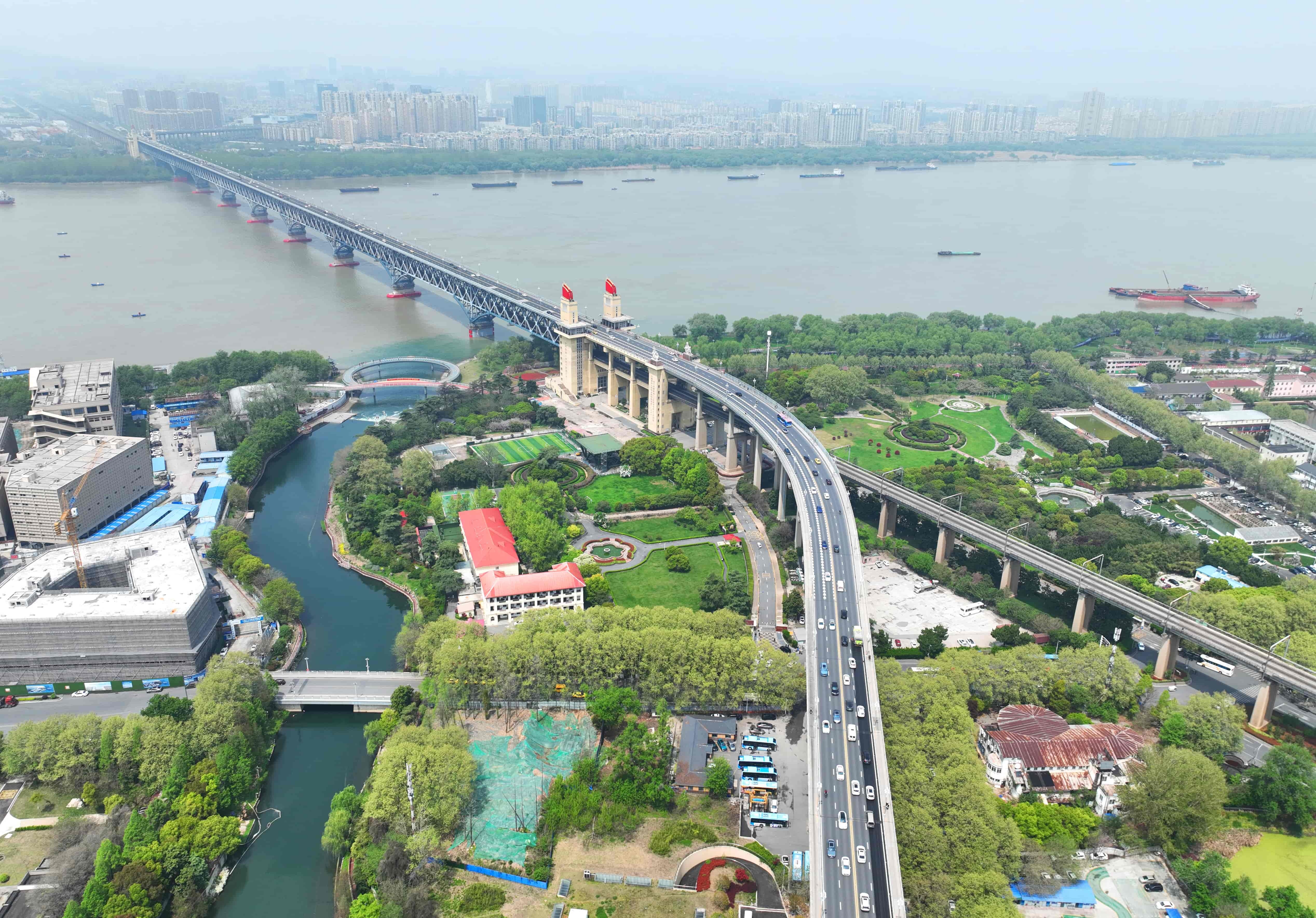南京长江大桥位于江苏省南京市鼓楼区下关和浦口区桥北之间，是长江上第一座由中国自行设计和建造的双层式铁路、公路两用桥梁，铁路桥全长6772米，公路桥全长4589米，桥下可通行万吨轮船