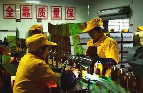 幺麻子食品有限公司生产车间内,工人正在作业。
