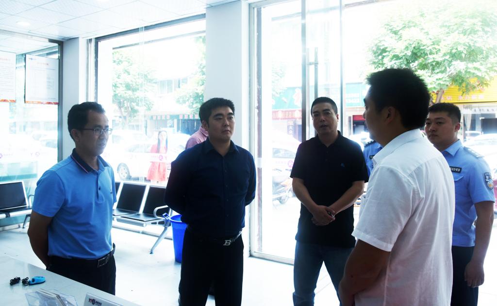 检查县城圆通快递公司安全工作。
