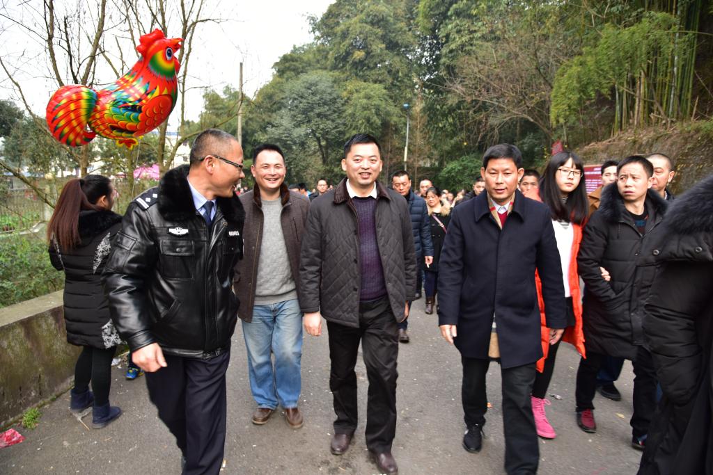 在慈云寺看望慰问执勤人员及值班干部