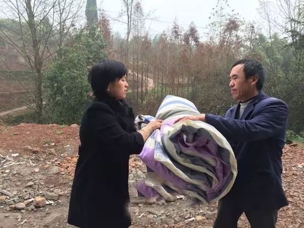 “第一书记”杨群英为村上的贫困群众送上过冬物品。